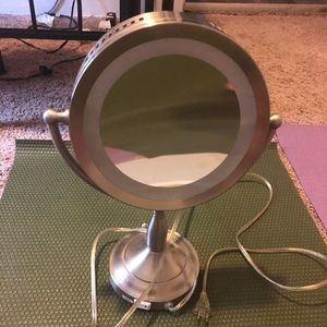 Light up makeup mirror 2 sided